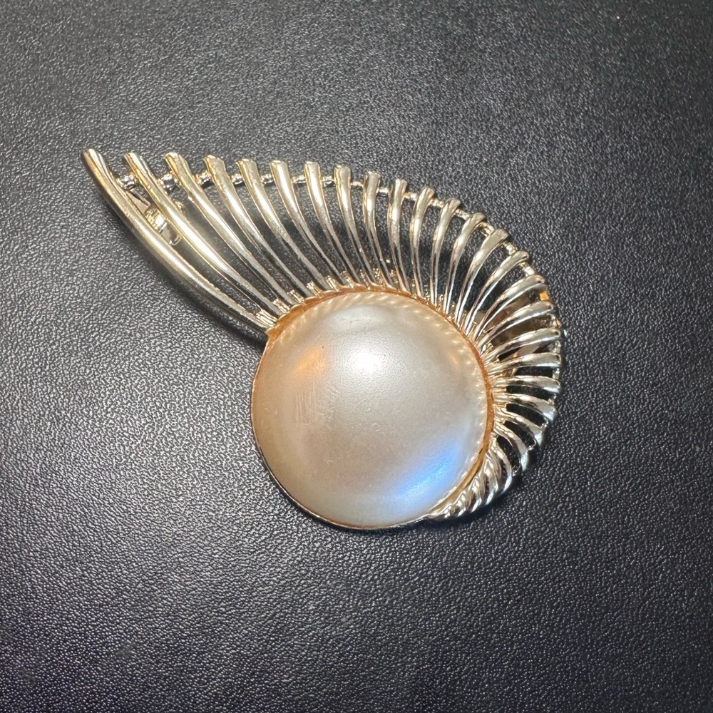 Vintage 60s Gold Tone Brooch
